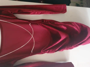 Julklänning - En klänning i verbet material med öppen rygg, perfekt till julen :) aldrig använd, endast prövad. Säljer pga upplever den lite stor, storlek xs men skulle säga xs-s ( kroppsnära med lite stretchigt material )