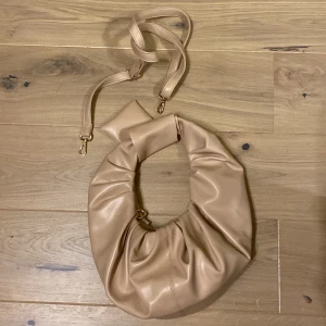 Handväska - Ännu en nästintill oanvänd handväska. Nypris:500kr