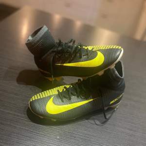 Säljer mina Nike mercurial superfly 5 cr7 pro för att de har blivit för små. Skorna är mycket ovanliga och är i toppskick. Skorna är 23,5 cm långa. Har ni några frågor är det bara att höra av sig.