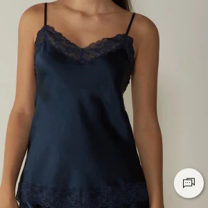 Intimissimi pyjamas - Marinblå pyjamas linne från intimissimi i silke, den är i nyskick och använd nån gång💕