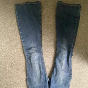Jag säljer mina lågmidjade jeans från Lindex ❤️ fler bilder kan skickas. Kan mötas upp i Gbg eller Partille 