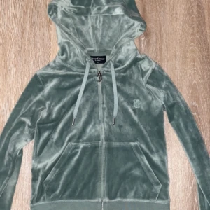 Juicy couture  - Säljer min fina juicy couture kofta! ( endast koftan!! ) 💗 storlek Xs! Koftan är i en underbar grön färg! Älskar den ! Men den kommer inte till användning 🙌🏼 jag vet inte vad jag ska sälja den för så jag kommer ha en budgivning från 250kr! Nypris ca 1000!💗