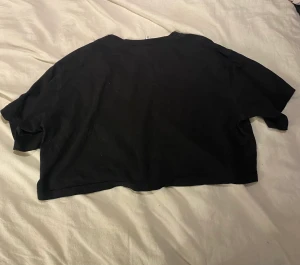 T-shirt  - Cropped t-shirt. Bra skick i storlek S.