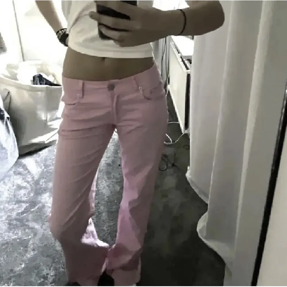 Säljer dessa rosa lågmidjade jeans. Köpte på Plick men passade tyvärr inte mig😫(bilden är därför från förra ägaren). . Jeans & Byxor.