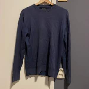 Skön Massimo Dutti ull tröja Säljer den för att den har blivit för liten för mig. Den är i storlek M Kan mötas i Danderyds Sjukhus