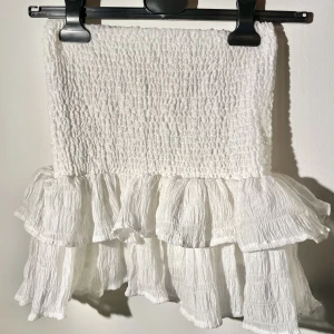 Vit kjol - Vit volang kjol, knappt använd, bra skick. 