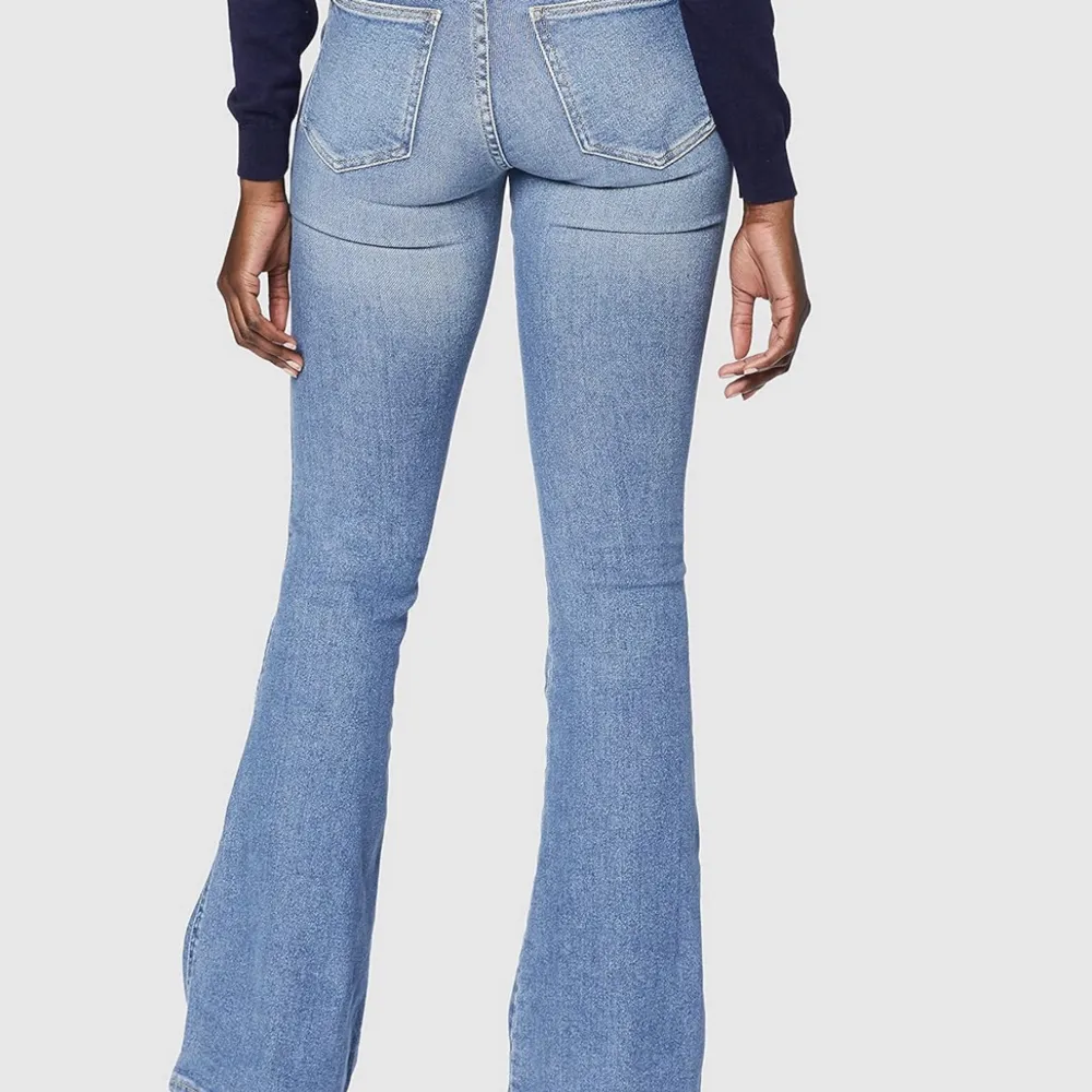 Dr Denim Jeans i modellen Macy oxh färgen west coast sky blue. Fint skick använda ett fåtal gånger. Längen är 32. Inte mina bilder kan dock skickas om så önskas. . Jeans & Byxor.