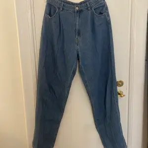 Baggy mom jeans i fräsch blå färg.  Storlek 40 men skulle säga mer som en 38 eller M