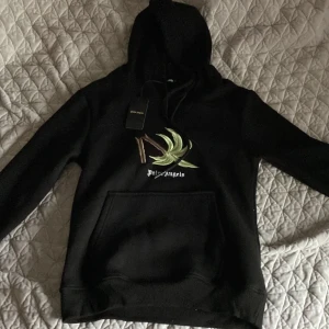Palmangels hoodie - En sprillans ny palm angels hoodie som jag köpte fel storlek till min brorsa, aldrig använd prislappen sitter till och med kvar. Den är designad själv så finns tyvärr inget kvitto. Pris kan diskuteras.