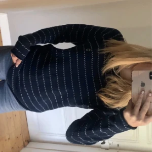 Fin tröja - Stickad tröja i ett fint randigt mönster, storlek M säljer då den är lite stor för mig!