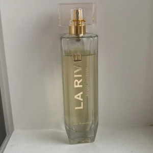Parfym - Säljer denna La Rive parfym i doften sweet woman 💓90 ml men använd ett fåtal gånger så skulle uppskatta att det är ungefär 85 ml kvar💌skriv om ni har några frågor🫶🫶