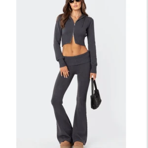 Mysigt set - Intressekoll på mitt superskönt set från edikted. Älskar det men byxorna är för långa tyvvär så funderar på att sälja de. Det är väldigt varmt så perfekt till vintern!🩷kolla gärna mina andra annonser 