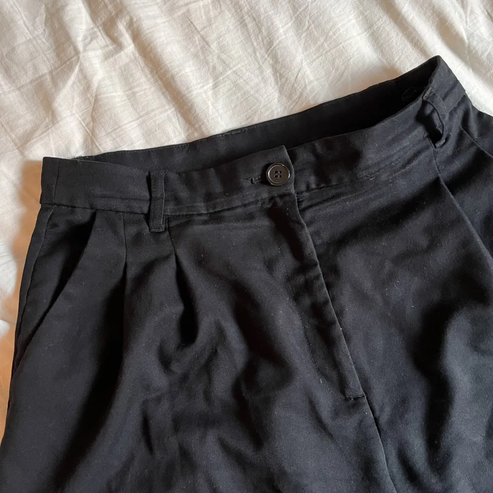 Svarta kostymbyxor från monki, höga i midjan. Storlek 40 :). Jeans & Byxor.