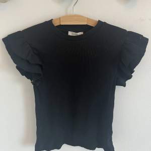 Jag säljer denna svarta volang t-shirt från Gina Young💓Det är i storlek 146/152 men passar också om man har xs💓 Bara använt fåtal gånger, 35kr+frakt 💓💓