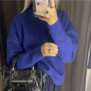 & other stories - Super fin stickad tröja från &other stories, heeelt perfekt, som är i nyskick, köpt för 600 säljer för 300❤️