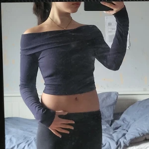 Off shoulder tröja - Jätte fin marinblå offshoulder tröja, bra skick endast använd ett fåtal gånger. Man kan ha tröjan utan bh då det finns "remmar" runt så att den inte glider ned! Skriv för mer bilder/info❤️🥰