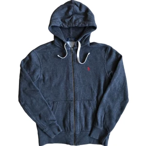 Ralph Lauren Zip-up Hoodie - Mörkgrå huvtröja med dragkedja från Ralph Lauren. Tröjan är i bra skick och storlek S. Ställ gärna frågor!😊