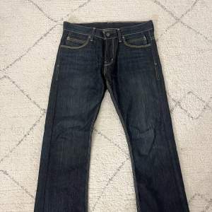 Ett par helt nya mörkblåa levis 527 jeans som är straight/bootcut. Inga defekter och dom är aldrig använda, säljer pga att dom är för stora! skriv för mer bilder💘