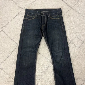 Levis 527 jeans - Ett par helt nya mörkblåa levis 527 jeans som är straight/bootcut. Inga defekter och dom är aldrig använda, säljer pga att dom är för stora! skriv för mer bilder💘