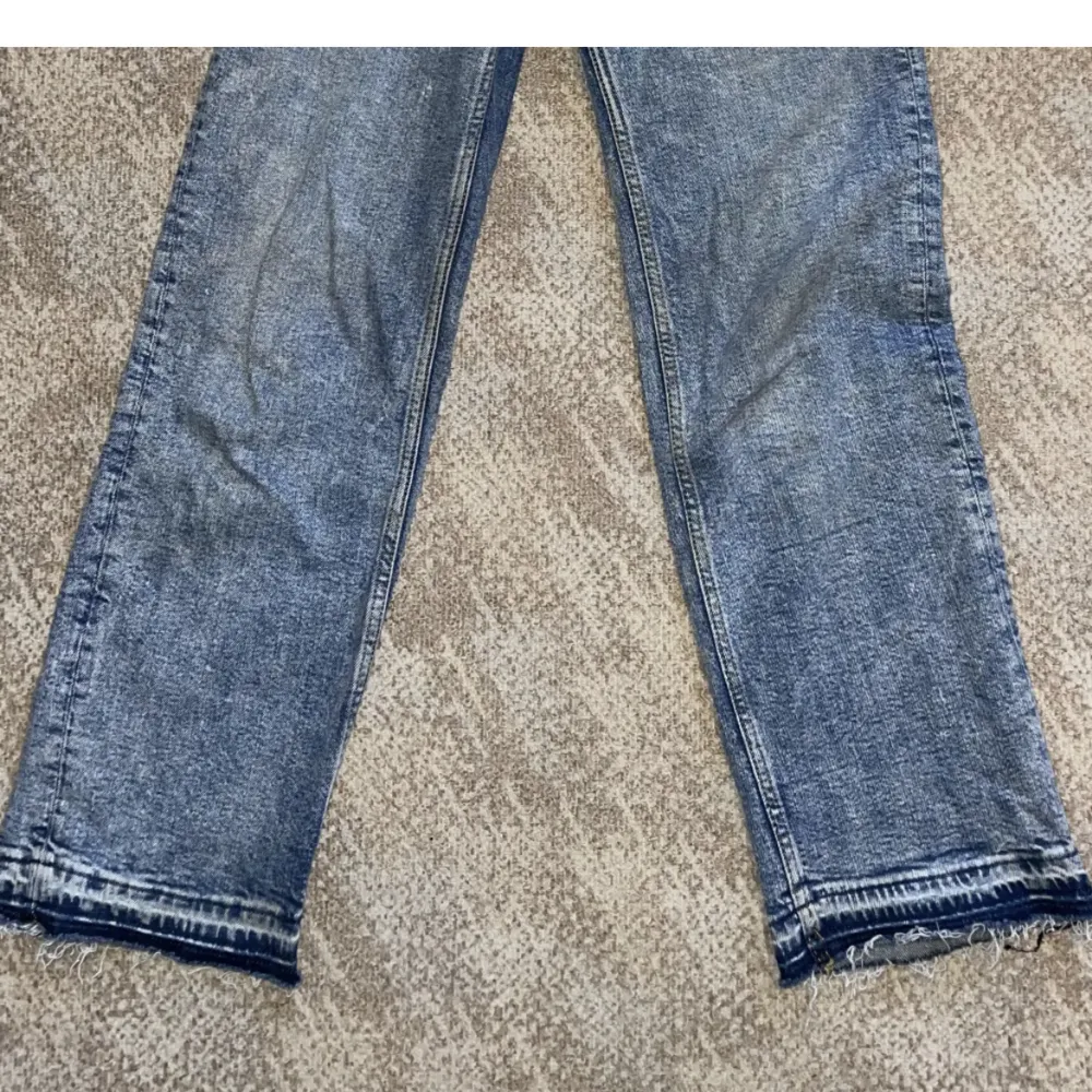 Mid/high waist jeans från monki, dom är använda men i bra skick och sömmarna längst ner är uppsprättade. Jeans & Byxor.