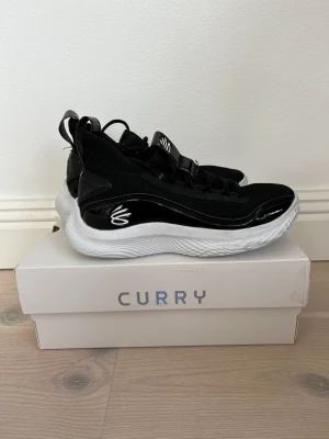 CURRY FLOW 8 basketskor, St 37,5 - Curry Flow 8 basketskor, Under Armour,  i jättefint skick.   Inköpta 2023 och använt endast några gånger för inomhus basketträning.   Nypris 1600 kr
