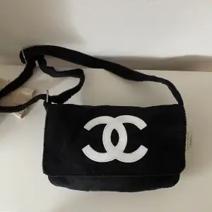 CHANEL Teddy Precision bag, velvet material med silverfärgade beslag. Axelremmen går att justera. Har en innerficka. Perfekt skick 🤍