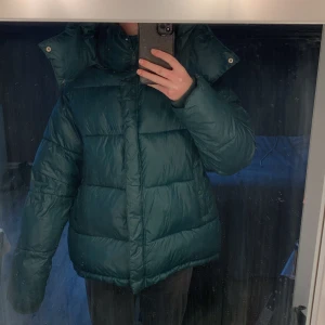 Snygg vinterjacka  - Aldrig använd så fint skick, väldigt bekväm. Kommer från Bikbok 