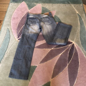 Jeans Tommy Hilfiger - Ljusblå jeans från Tommy Hilfiger. Bra skick utan några defekter. Skriv gärna om du har några frågor!