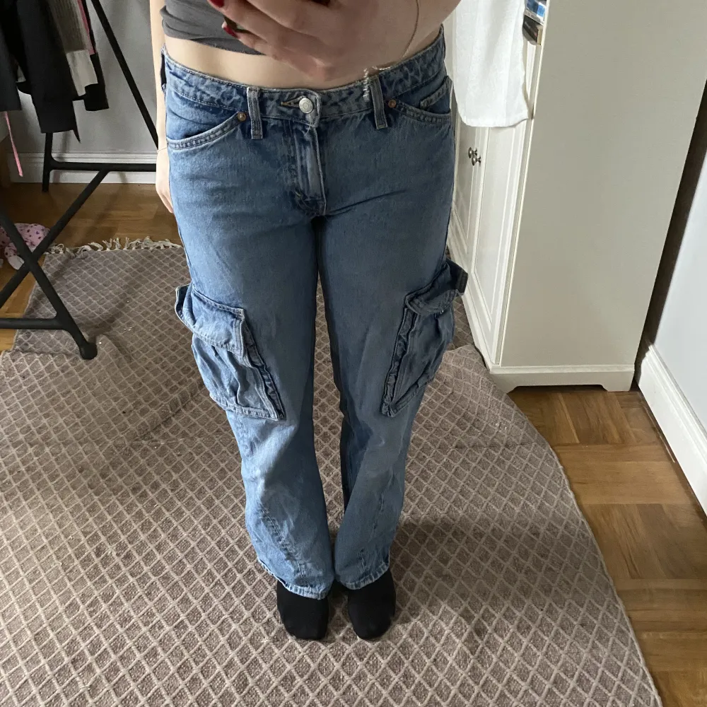 Cargo jeans från weekday!⭐️ Säljer då dom är för små och inte min stil. Mörkblåa med coola fickor på rumpan och på sidorna av benen. Lowwaist och straight leg/aningen baggy. Midjemått är 40 rakt över💋 . Jeans & Byxor.