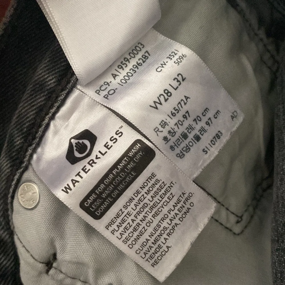 Säljer dessa superfina gråa jeansen från Levis. Modellen 501 90’s, storlek 28x32. Köpta här på Plick, helt oanvända. Säljer de i nyskick då jag inte använt dem pga för långa för mig.. Jeans & Byxor.