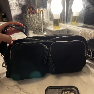 Gina väska  - Säljer den har väskan som är köpt på Gina och är i ett fint skick, den rymmer otroligt mycket ❤️köpt 499