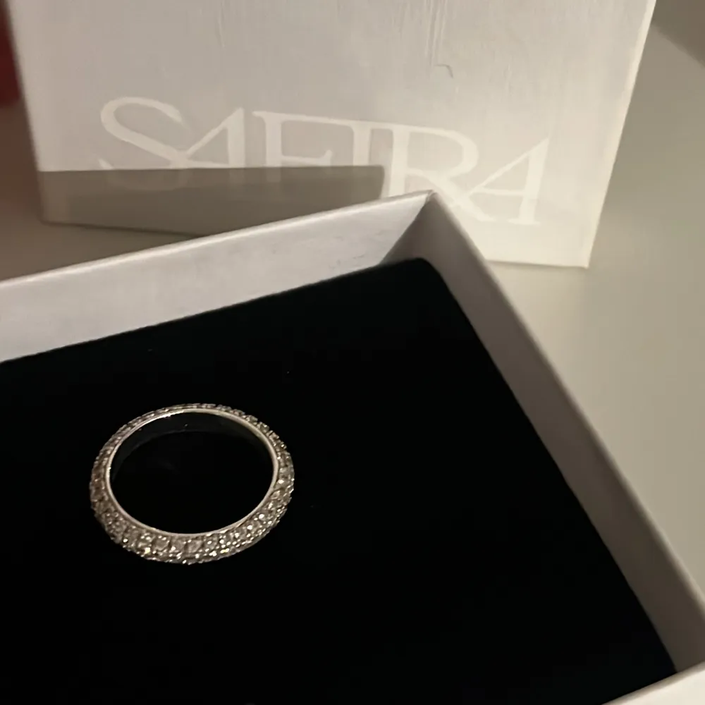 Säljer min fina ring från Safira då den aldrig används, köpt för 700kr💕 Ringen är i nyskick!. Asusteet.