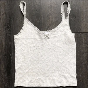 Linne - Superfint linne med hjärtan från H&M i storlek S som jag köpt av någon annan på plick, men som tyvärr inte passade på mig. 🤍