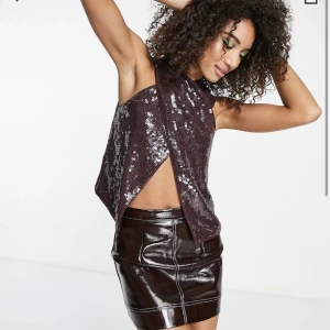 Paljett-topp - Brun paljett-topp från asos design. Helt oanvänd, har fortfarande prislapp. Orginalpris: 689kr