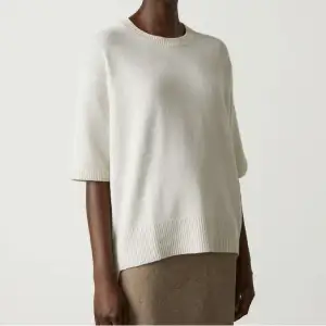Så fin tröja i 100% Kashmir. Nypris 3800kr o är i modellen Camille!🥰 