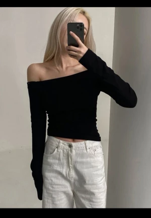 Topp - Svart off shoulder topp från shein, aldrig använd