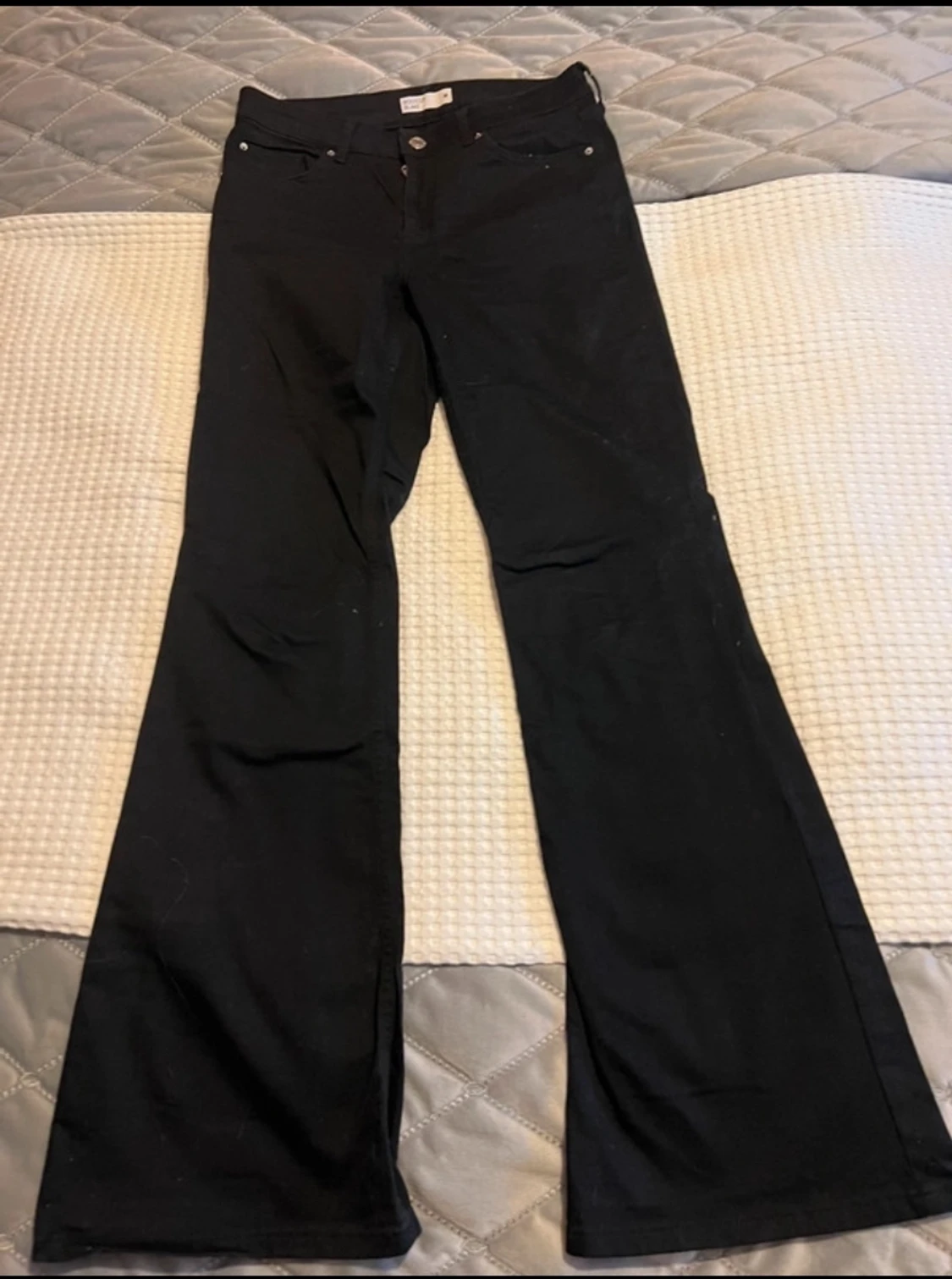 Svarta utsvängda jeans