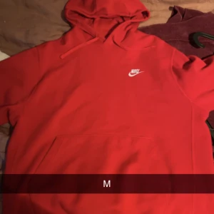 Nike hoodie  - En M hoodie väldigt bra skick på tröjan knappt använd senaste året funkar som gymtröja eller casual 
