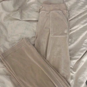 juicy couture  - Säljer mina super snygga beiga juicy couture byxor för att dom inte kommer till användning längre, skriv för fler bilder, original pris 1100kr köp direkt för 800kr, pris kan diskuteras 