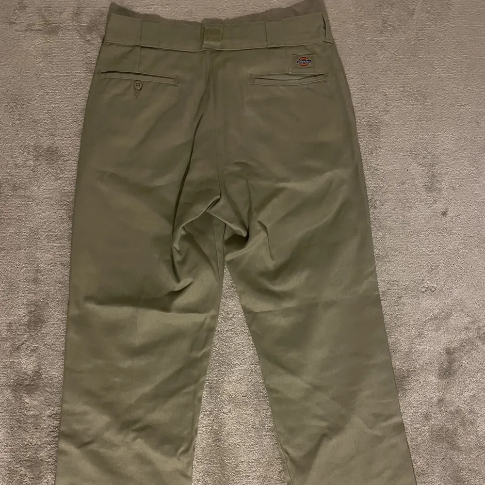 Säljer nu dessa dickies chinos då jag inte använder dem längre. Skulle säga att skicket är helt okej. Däremot så har en av dem grejerna som håller fast i bältet gått sönder men kan nog fixas enkelt men annars funkar det utan. Skriv ifall du undrar något😊. Jeans & Byxor.