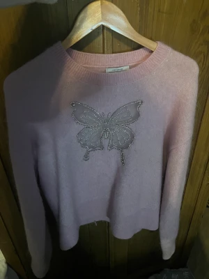 Stickad kofta & other stories - Rosa jättemysig stickad kofta från &other stories. Fint material och väldigt bra skick! Nypris lite över 1000kr💓