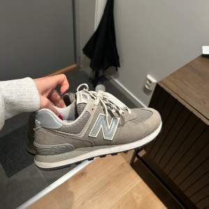 New balance sneakers, i bra skick med använda, säljer pga att dom ej kommer till användning. Storlek 37.5