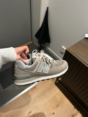 New balance - New balance sneakers, i bra skick med använda, säljer pga att dom ej kommer till användning. Storlek 37.5