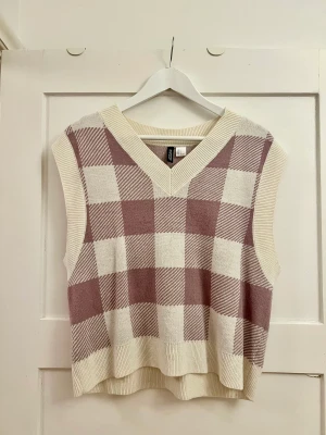 Rutig väst - Rutig väst från H&M  Storlek: S  Material: 100% akryl  Skick: Som ny - använd någon gång, utan anmärkning. 