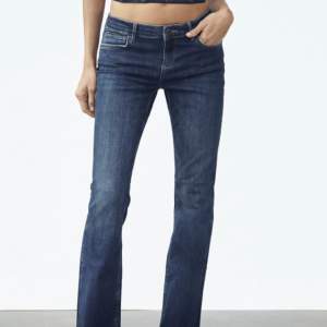 Lågmidjade jeans från Zara som tyvärr inte passar mig. Prislappen är på!❤️