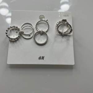 Säljer 9 rostfritt stål ringar då jag har storlek M i ringar och dessa var väldigt små! Aldrig använda men har dock provat de 2 gånger ❤️❤️Nypris: 200
