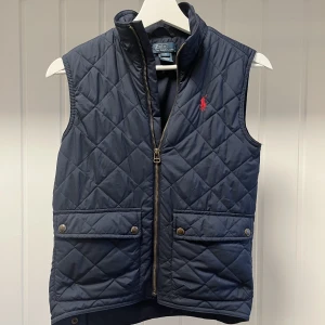 Ralph lauren väst - Riktigt stilren Ralph lauren väst! Snygg och värmande! Storlek S men sitter XS. Skick: 8/10 Nypris: 1599kr Mitt pris: 400kr