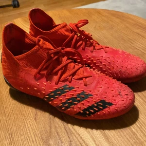 Addidas preditor fotbollskor röd - Säljer ett par addidas preditor röd svarta i storlek 38, skick 8/10