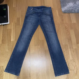 Blå jeans - Storlek S. Säljer dessa snygga jeans då de är för små för mig. Lite slitage på baksidan vid fötterna men annars bra skick. För fler bilder/info skriv i DM😇💓