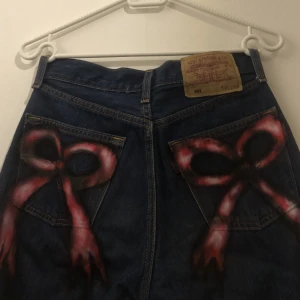 levis jeans med rosett tryck!! - airbrushat tryck - tvätta i kallare vatten och varsamt!! 🌷🌷🌷 